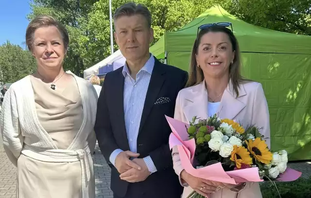 Aneta Wilanowicz - z lewej, w towarzystwie starosty radomskiego Waldemara Trelki i nowej burmistrz Skaryszewa Justyny Grys.