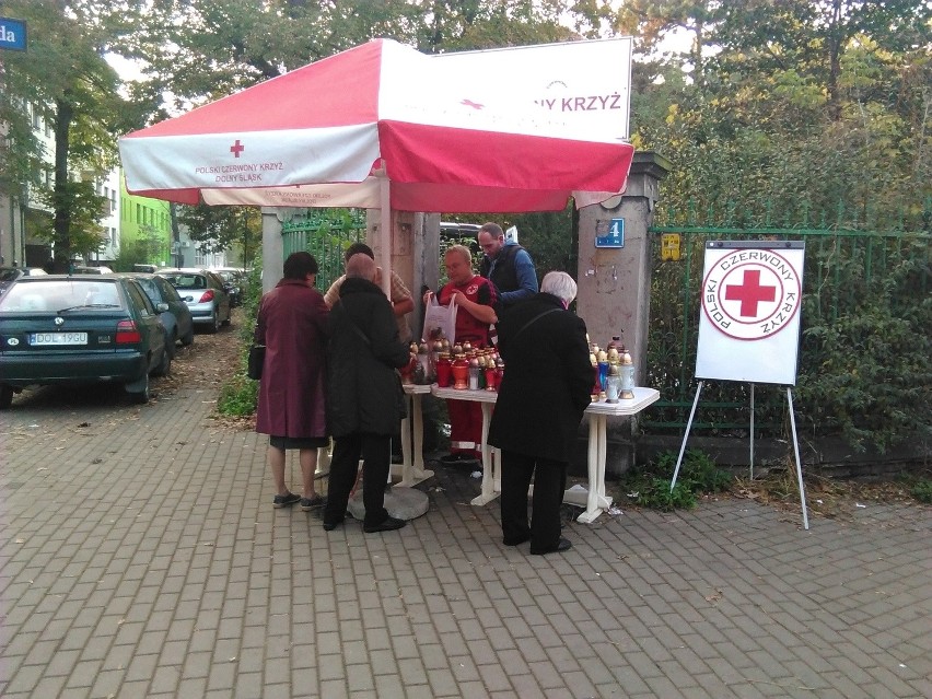 Wrocław: Na cmentarzu przy Bujwida znacznie spokojniej niż na innych nekropoliach (ZDJĘCIA)