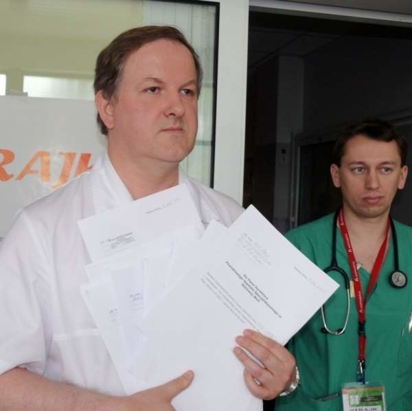 Dr Marek Niemiec z plikiem 53 wypowiedzeń z pracy, jaki wręczył dyrekcji szpitala.