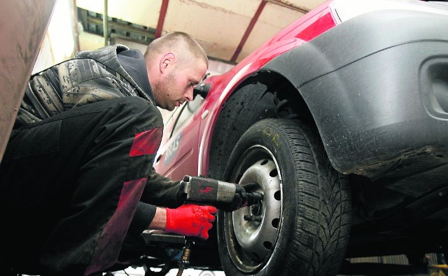 Na razie nie będzie zimno, śnieg nie spadnie, ale deszczowa aura bezpiecznej jeździe nie sprzyja. Dlatego wielu kierowców już wymienia opony na zimowe. Te zapewniają lepszą przyczepność.