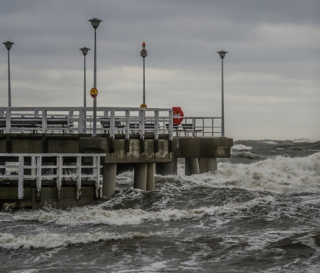 Orkan Grzegorz na Pomorzu 30.10 2017. Wichura osłabnie w poniedziałek