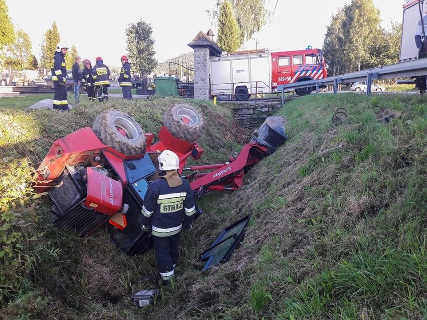 Tęgoborze - DK 75. Samobieżna ładowarka wywrócona w przydrożnym rowie