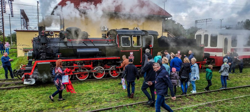 Lśniący, odnowiony parowóz w czerni, czerwieni i oliwce...