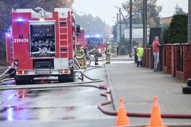 Niestety, mieszkańcy przebywający w okolicy nie ułatwiali pracy strażakom, próbującym ugasić ogromny pożar pod Poznaniem.