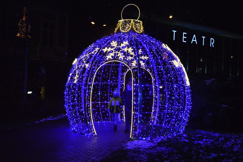 Tarnów. Świąteczne iluminacje zdobią miasto