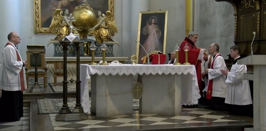 Wielki Piątek. Liturgia Męki Pańskiej na Świętym Krzyżu z udziałem biskupa Krzysztofa Nitkiewicza [ZAPIS TRANSMISJI, ZDJĘCIA]