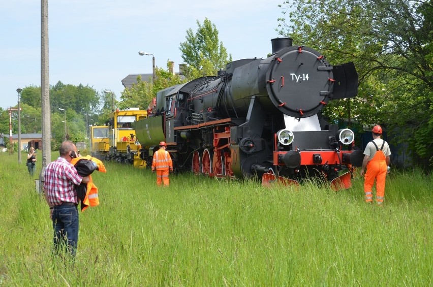 Pięknie odnowiona zabytkowa lokomotywa wróciła na dworzec w Kartuzach