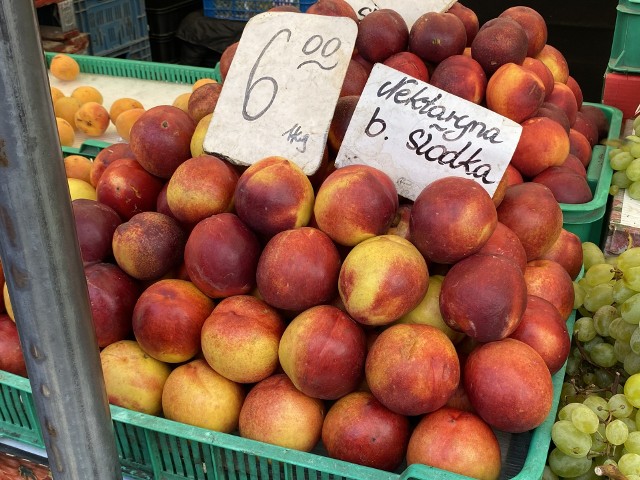 Słodkie nektarynki cieszyły się dużym powodzeniem wśród kupujących. Zobacz jakie były ceny pozostałych owoców i warzyw na kieleckich bazarach.