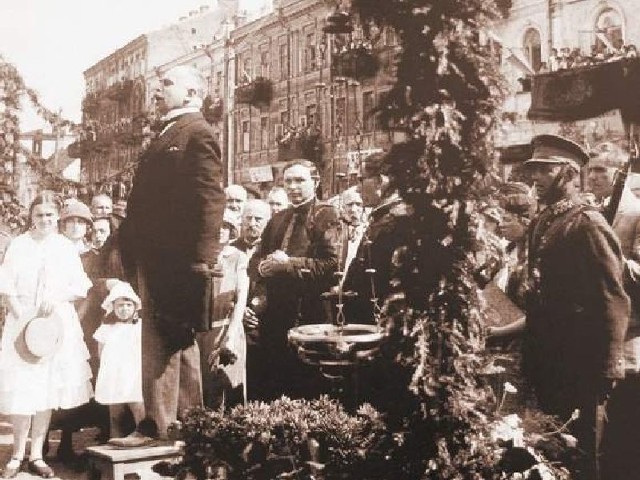 na podwyższeniu przemawia na Rynku Kościuszki w 1920 roku