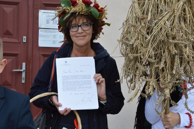 Dziś Miejska Biblioteka Publiczna zaprosiła na ogólnopolską akcję czytania arcydzieł polskiej literatury. Takim jest niewątpliwie "Wesele" Stanisława Wyspiańskiego.Na zdjęciu: Dyrektorka biblioteki Anna Lipińska potwierdza udział w akcji pod patronatem prezydenta RP Andrzeja Dudy.Info z Polski - 31 sierpnia.