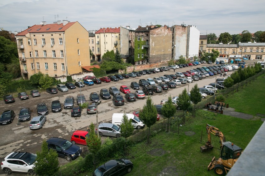 Karmelicka: prawie cały parking zamieni się w park