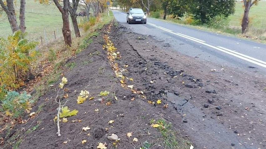 Wywrotka ciężarówki z drewnem koło Barcina. Droga jest już...