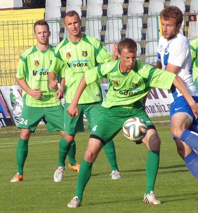 Piłkarze Stali Stalowa Wola (z piłką Mateusz Argasiński, obok od lewej Krystian Wrona i Michał Czarny) zmierzą się w środę w meczu kontrolnym ze Stalą Rzeszów.