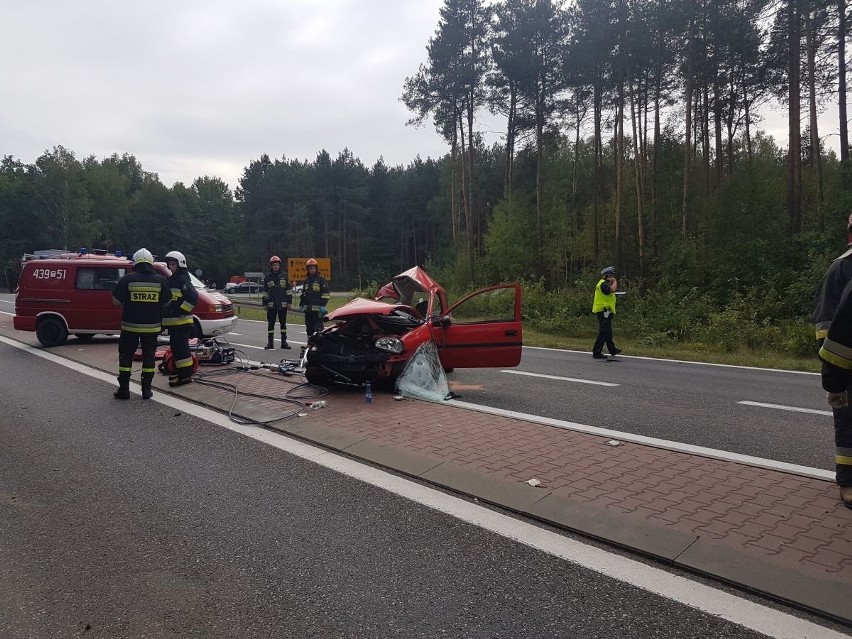 Śmierć na skrzyżowaniu krajowych dróg w Rudzie Malenieckiej. Opel zderzył się z ciężarówką. Są duże utrudnienia w ruchu