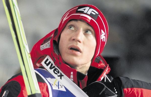 Kamil Stoch na początku grudnia przeszedł zabieg stawu skokowego, zdążył wykurować się na Turniej Czterech Skoczni, jednak w dalszym ciągu pracuje nad odbudową formy, która uleciała wraz z kontuzją