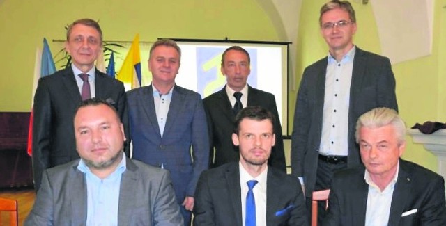 Podpisanie umowy na budowę obwodnicy Pińczowa. Według Włodzimierza Baduraka, burmistrza Pińczowa (drugi rząd, pierwszy z lewej) było najważniejszym wydarzeniem tego roku kadencji.