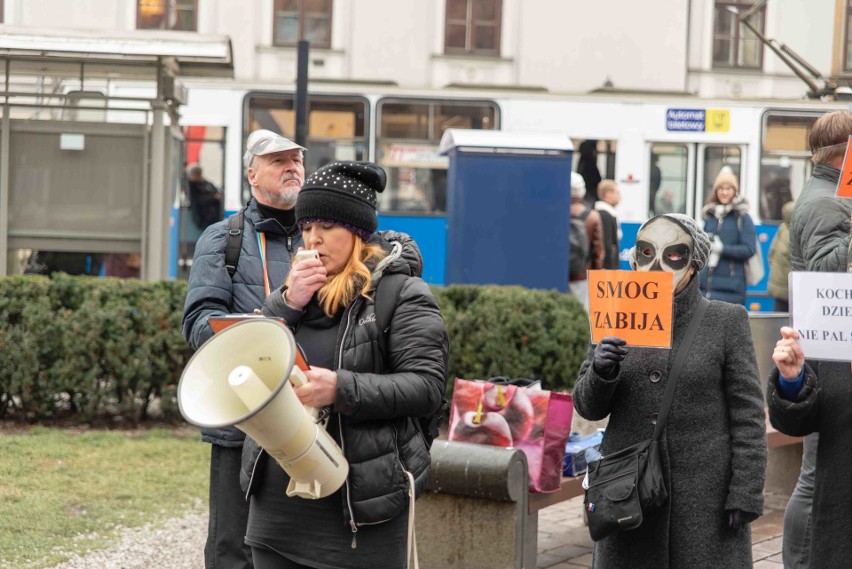 Kraków. Odbył się happening "Kochasz dzieci nie pal śmieci"