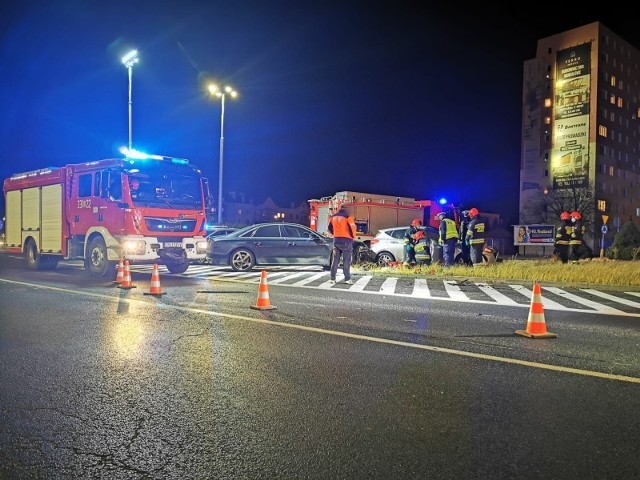 W poniedziałkowy wieczór na rondzie koło Galerii Emka w Koszalinie do wypadku.