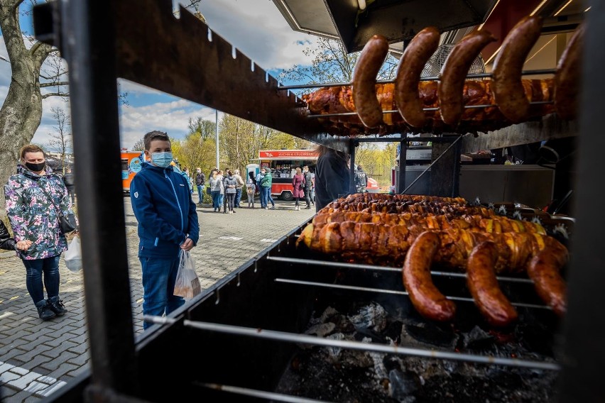 W Bydgoszczy odbywa się Food Truck Festival. Na parkingu...