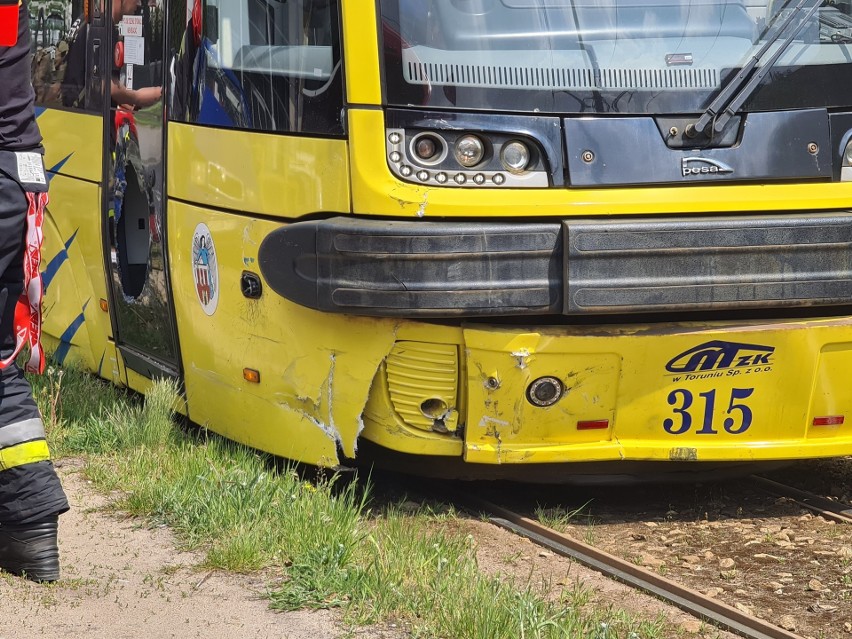 Toruń. Kolizja samochodu z tramwajem. Utrudnienia w...