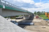 Tarnów. Most na Dunajcu prawie gotowy. Do ułożenia został jeszcze asfalt, a w sobotę nową przeprawę czekają próby obciążeniowe [ZDJĘCIA]