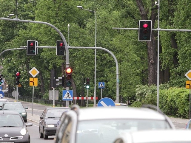 Kierowcy, którzy trafili na czerwone światło na przejściu dla pieszych przy wejściu na Planty, muszą stać też na dwóch kolejnych