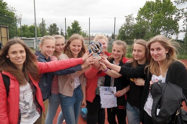 Triumfatorki turnieju siatkówki dziewcząt, gimnazjalistki z Zaleszan wraz z wywalczonym pucharem.