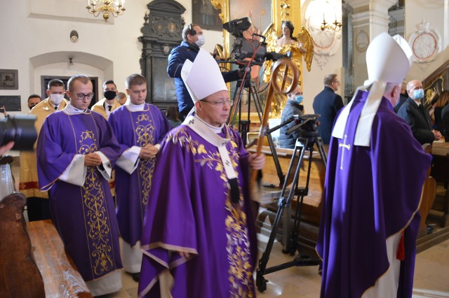 Pogrzeb Biskupa Józefa Zawitkowskiego w Łowiczu tylko dla zaproszonych gości