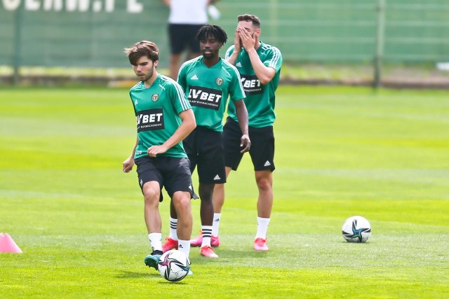 05.07.2021 wroclawslask wroclaw pilka nozna n/z javier hyjek musonda lubambopierwszy trening na stadionie przy ulicy oporowskiejekstrakalasa pilka nozna trening pilkarzgazeta wroclawskapawel relikowski / polska press