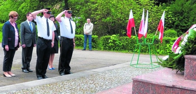 Przedstawiciele władz miasta złożyli wieńce przy pomniku ostrowczan poległych w czasie II wojny światowej.