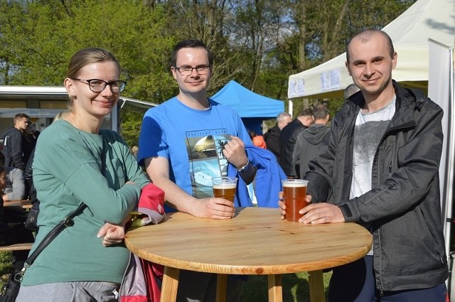 Rozpoczął się majowy Festiwal Piwa i Food Trucków w Staszowie. Pierwszego dnia, 1 maja mnóstwo osób przyszło nad zalew nad Czarną. Niektórzy przyjechali aż z Mielca, Tarnowa, Kielc, a nawet Katowic. Przez kilka godzin można było zjeść burgery, frytki, jedzenie meksykańskie oraz oczywiście spróbować rzemieślniczego piwa. Długie kolejki ustawiały się do niektórych browarów, wielu czekało żeby spróbować piwa warzonego w Kurozwękach od Browaru Popiel. Browar Challanger miał premierę piwa "Orzeł Wylądował", a paniom niezwykle smakowało piwo z dodatkiem kardamonu i miodu od Browaru Czarter z Mielca.   Wstęp na imprezę jest darmowy, trwa do 3 maja, w godzinach 12 - 22. Oprócz jedzenia i piwa, na gości czeka wiele atrakcji - konkursy, wesołe miasteczko, występy artystyczne.  Zobacz więcej na kolejnych slajdach. POLECAMY RÓWNIEŻ:Te imiona kiedyś były obciachem, a teraz biją rekordy popularnościZOBACZ TAKŻE: FLESZ Koniec gorszego jedzenia. Żywność w Polsce jak na zachodzieŹródło: vivi24