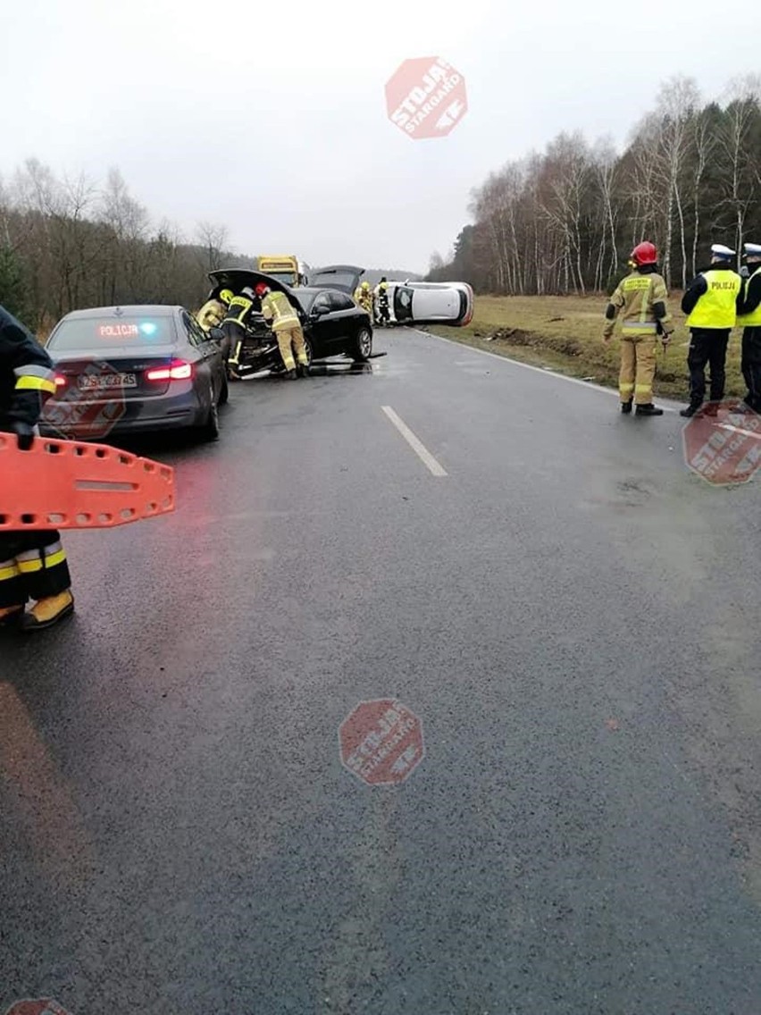 Zderzenie samochodów na chociwelce. Rozbite porsche i renault. Jedna osoba ranna 