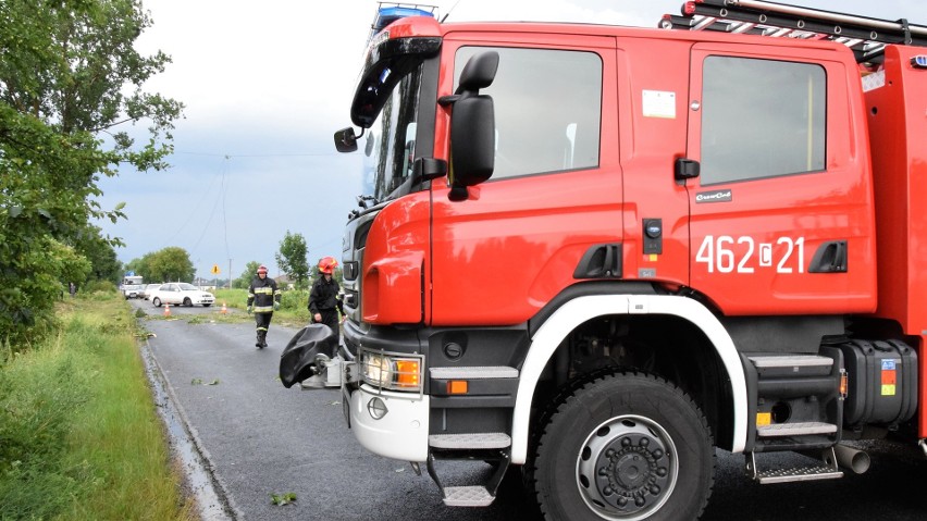 Burza, ściana wody i porywisty wiatr. Przez gm. Rojewo...