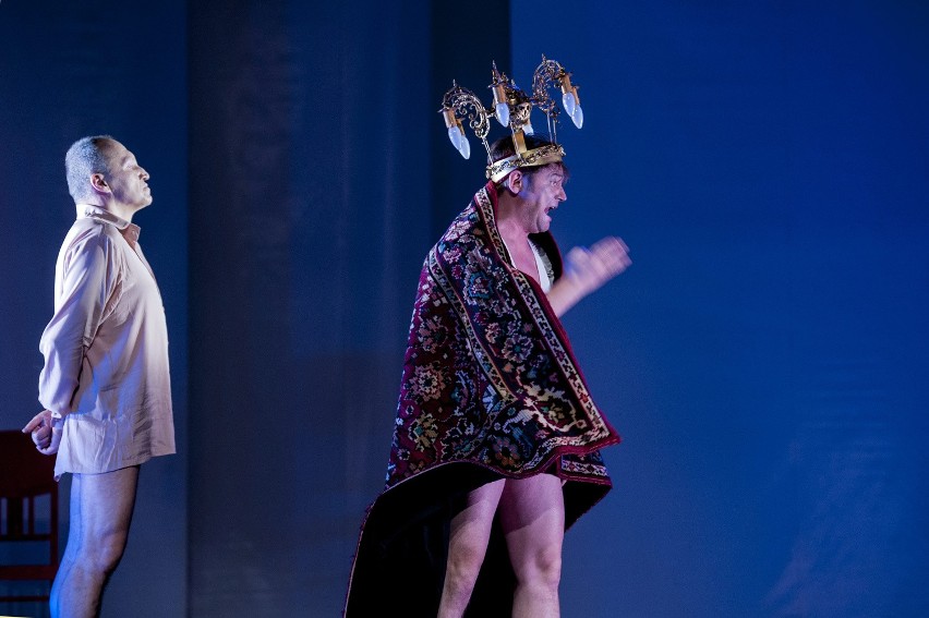 RECENZJA: "Iwona, księżniczka Burgunda" w Teatrze im. Jaracza [ZDJĘCIA]