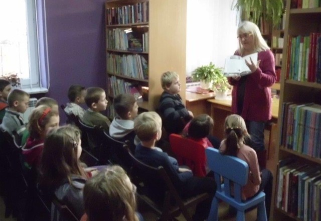 Agnieszka Frączak przeczytała dzieciom na spotkaniu w bibliotece w Przytyku, swoją najnowszą bajkę.