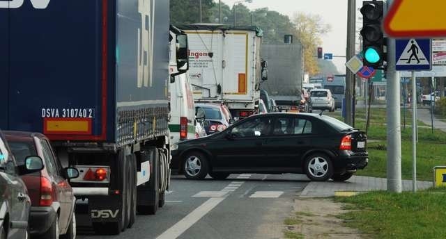 Ulicą GRUNWALDZKĄ codziennie przejeżdża mnóstwo pojazdów. Największym problemem są tiry