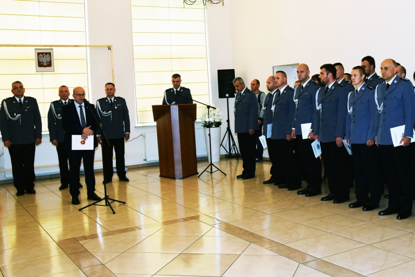 Awanse zawodowe, gratulacje w środę odebrali policjanci z...