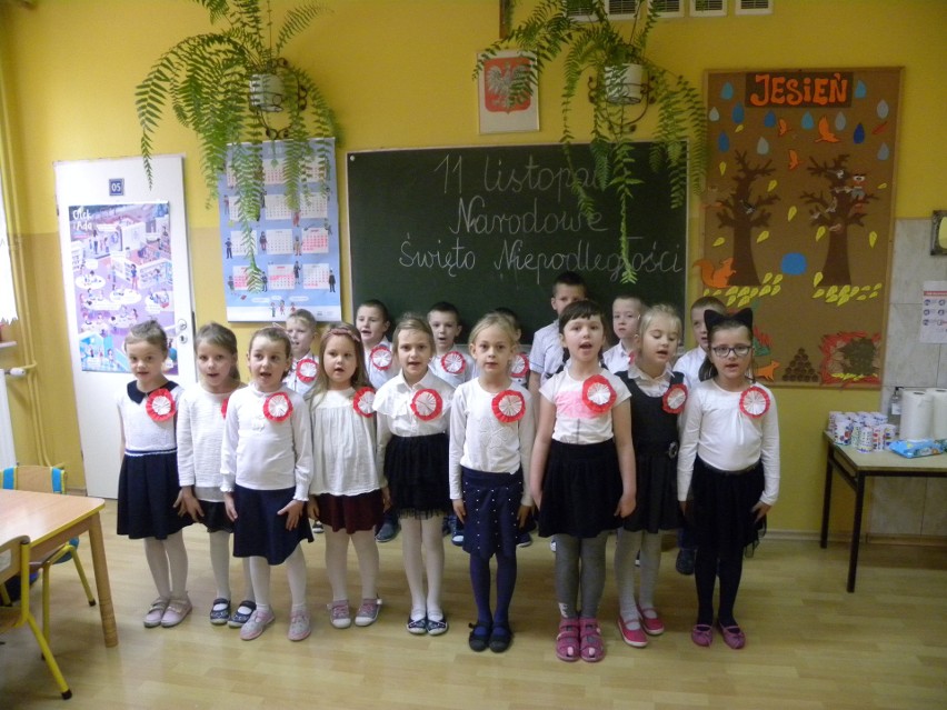 Uczniowie Publicznej Szkoły Podstawowej w Iwaniskach pamiętają o Niepodległej [ZDJĘCIA]