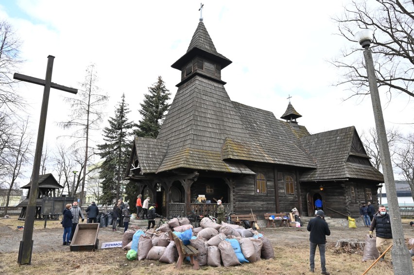 Wielu parafian wzięło udział w sprzątaniu drewnianego...