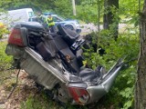 Dramatyczny wypadek w Augustowie w gminie Pionki. Samochód okręcił się wokół drzewa, niewiele z niego zostało. Kierująca jest ciężko ranna