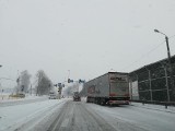 Atak zimy na Śląsku. Paraliż na drogach. Zalega śnieg i błoto pośniegowe, tiry nie dają rady RAPORT Z DRÓG + ZDJĘCIA