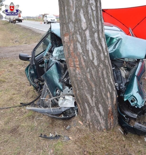 Wypadek w pow. bialskim. Kierowca volkswagena rozbił się na drzewie (FOTO)