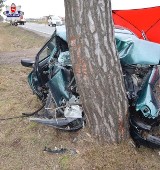 Wypadek w pow. bialskim. Kierowca volkswagena rozbił się na drzewie (FOTO)