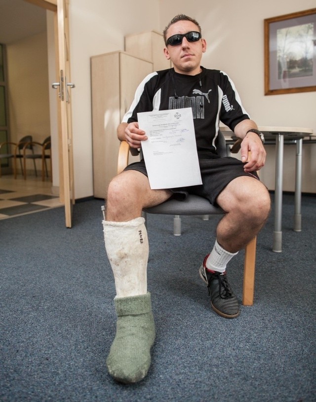 Jacek Cieśliczka na wczoraj miał skierowanie do poradni ortopedycznej przy szpitalu im. WAM. Mimo to nie zdjęto mu gipsu.