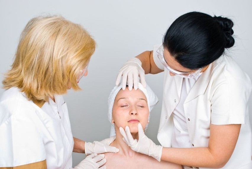 Wielu dermatologów specjalizuje się również w medycynie...