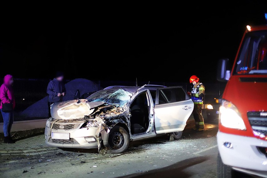 Nocne zderzenie osobówki z ciężarówką w Strzeszycach. Ranna kobieta w szpitalu