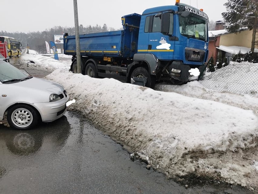 Wypadek na drodze krajowej nr 7 w Leźnie 19.02.2021 r. Droga już odblokowana