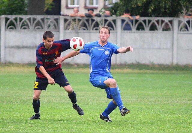 Kamil Molga (z lewej) obrońca Wulkana Windoor Zakrzew, był wyróżniającym się piłkarzem swojej drużyny w meczu ze Skrą Konstancin. 
