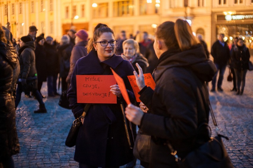 Protest kobiet na Starym Rynku w Bydgoszczy. Ogólnopolski strajk kobiet [zdjęcia]