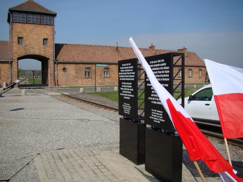 76 lat temu zostali wysiedleni. Niemcy zabrali ich domy i pola pod budowę obozu koncentracyjnego